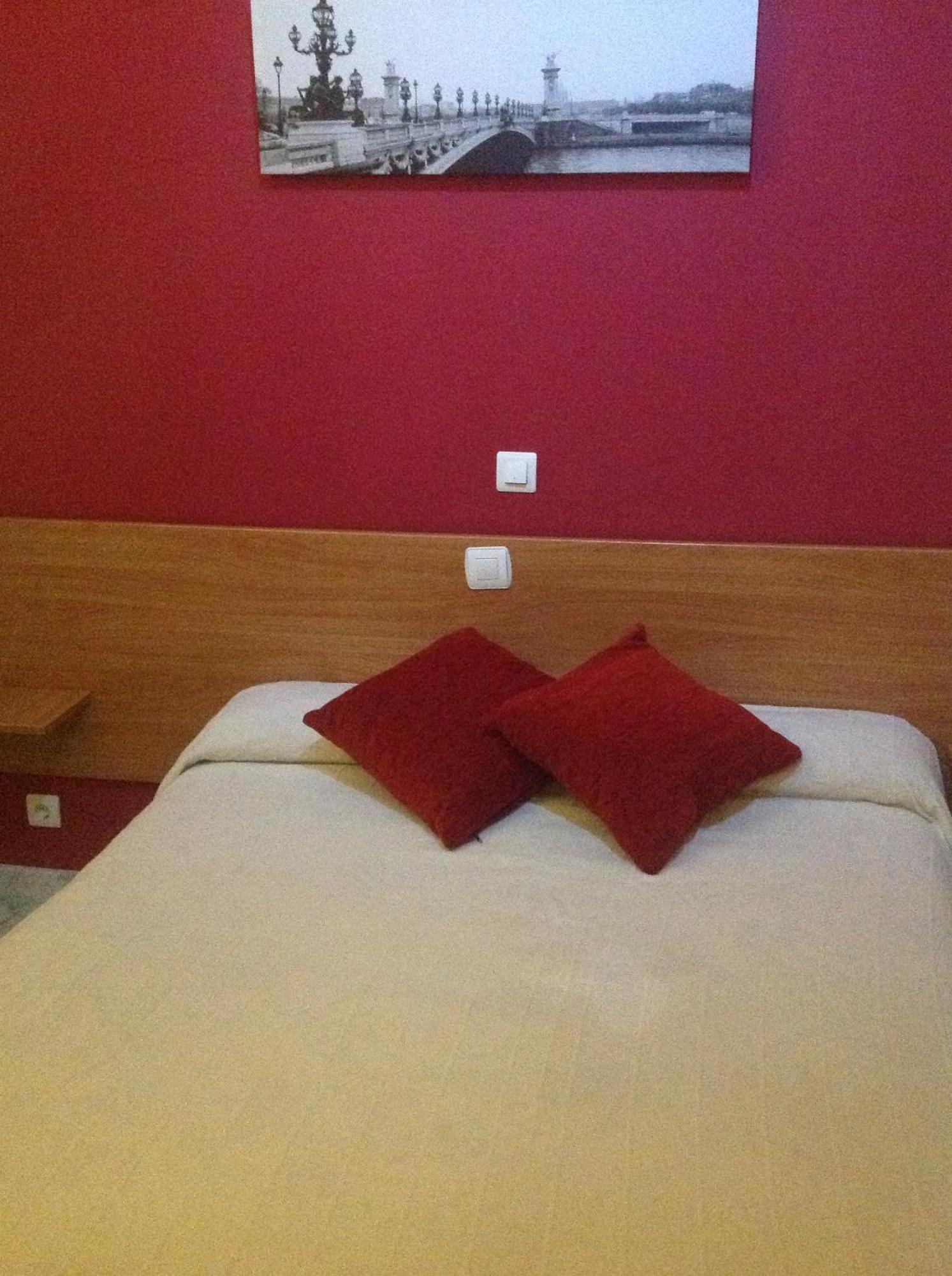 Hostal Neptuno Cáceres Exterior foto